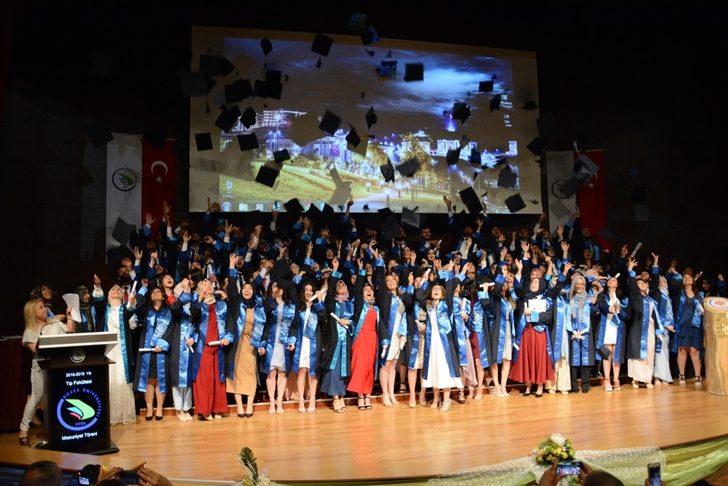 Düzce Üniversitesi Tıp Fakültesi’nden mezuniyet coşkusu G1