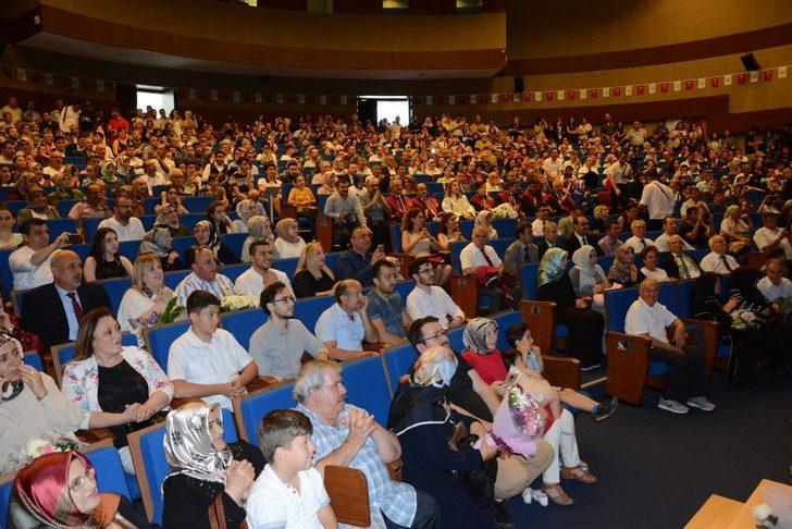 Düzce Üniversitesi Tıp Fakültesi’nden mezuniyet coşkusu G3