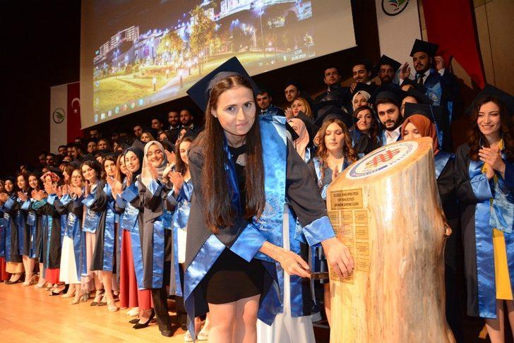 Düzce Üniversitesi Tıp Fakültesi’nden mezuniyet coşkusu G4