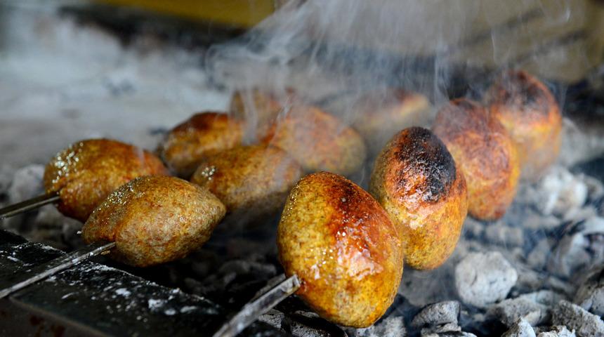 Mangalda içli köfte ilgi görüyor