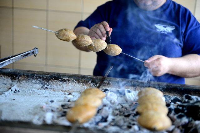 Mangalda içli köfte ilgi görüyor