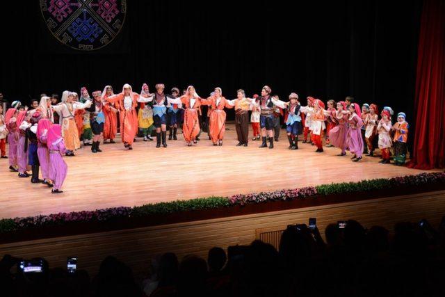 Çocuk ve Gençlik Halk Dansları Topluluğu gösterisi büyüledi