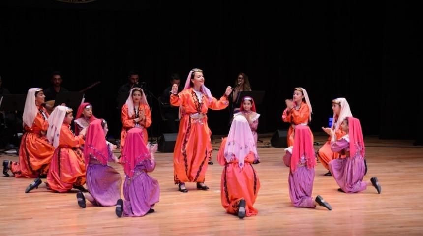 &Ccedil;ocuk ve Gen&ccedil;lik Halk Dansları Topluluğu g&ouml;sterisi b&uuml;y&uuml;ledi