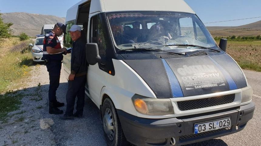 Jandarma iş&ccedil;ileri taşıyan servis ara&ccedil;larını denetledi