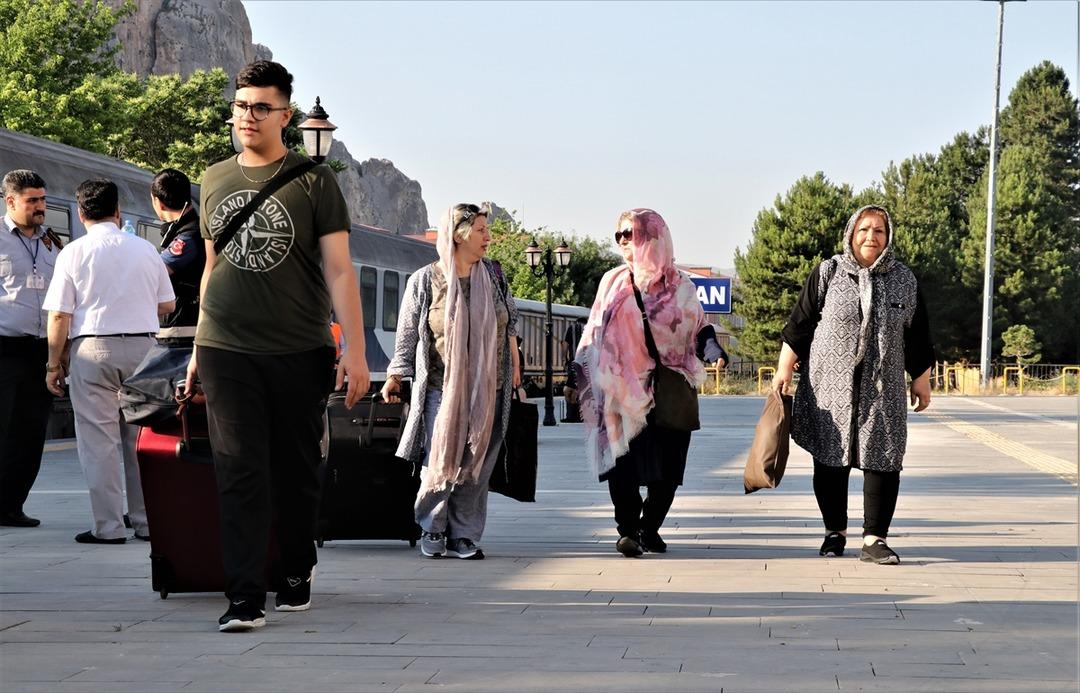 Tahran-Van treninin ilk yolcuları Van'a ulaştı