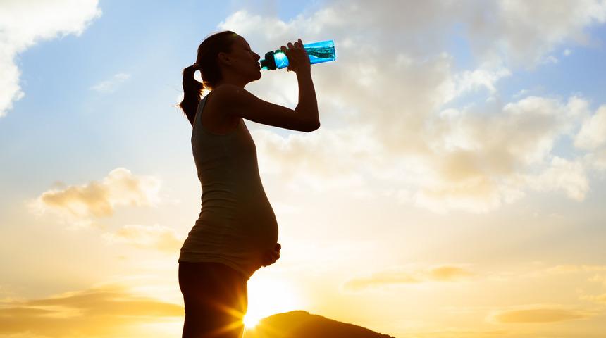 Susuz kalmak, rahim kasılmalarını başlatarak erken doğuma neden oluyor