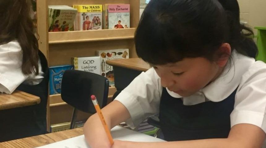 İmkansız diye bir şey yoktur! Elleri olmadan doğan kız el yazısı yarışmasını kazandı