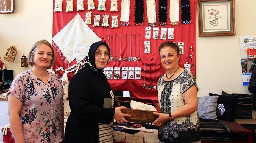 Vali Şent&uuml;rk&rsquo;&uuml;n eşinden Lefke Bezi at&ouml;lyesine ziyaret