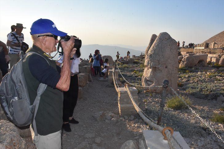 Güneşin en güzel halini görmek için Nemrut Dağı'na çıktılar G3