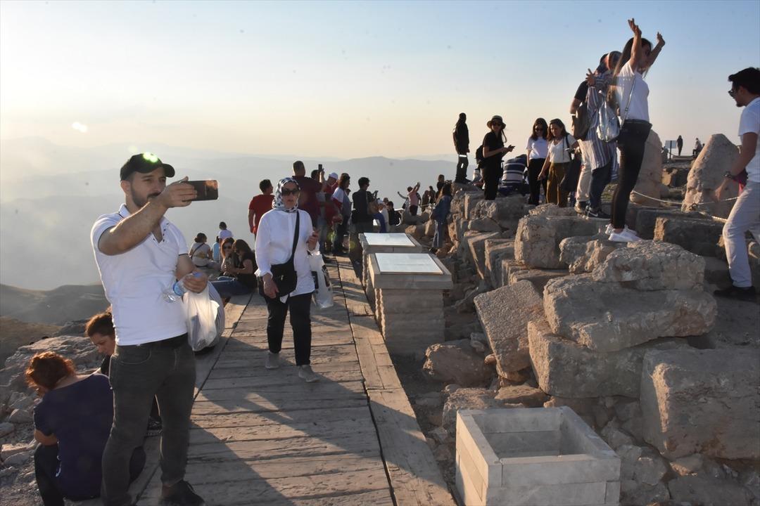 G&uuml;neşin en g&uuml;zel halini g&ouml;rmek i&ccedil;in Nemrut Dağı'na &ccedil;ıktılar