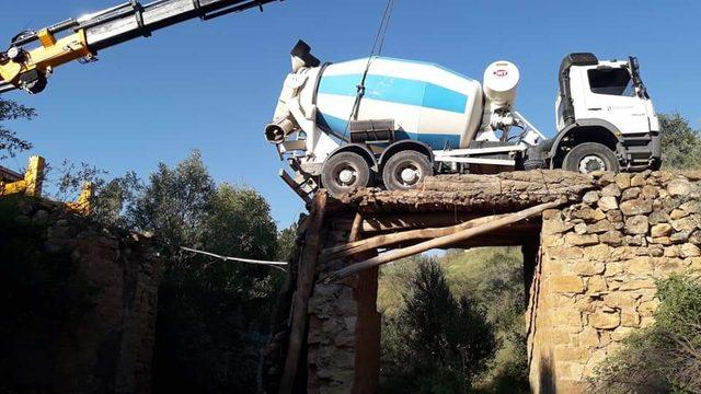 Beton mikseri, çöken köprüde askıda kaldı