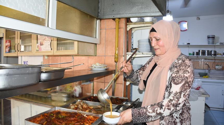 Kocası ölünce yemek fabrikasının başına geçti