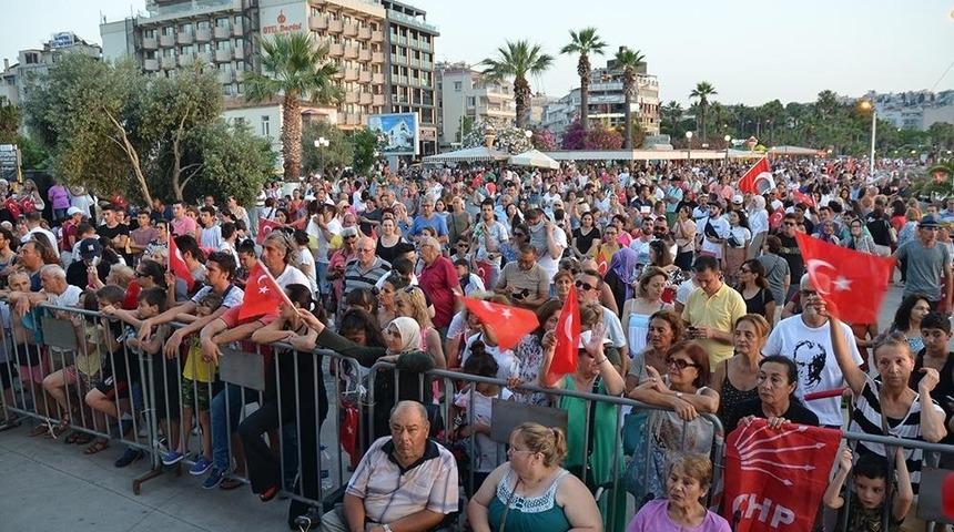 İmamoğlu’nun seçimleri kazanması, Kuşadası’nda kutlandı