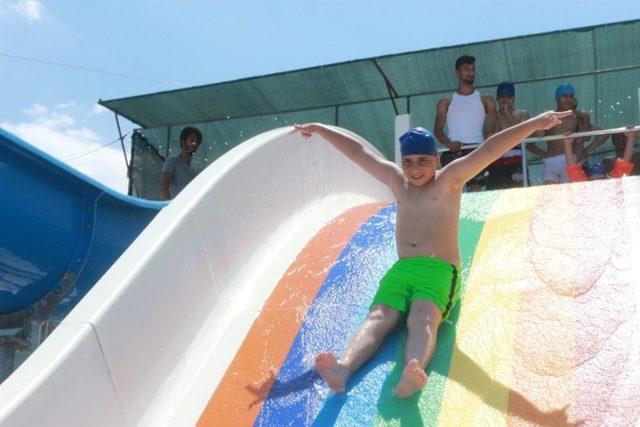 Sıcaktan bunalan gençler havuzlarda serinliyor