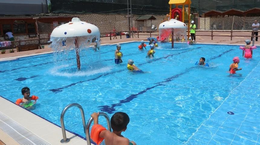 Sıcaktan bunalan gençler havuzlarda serinliyor