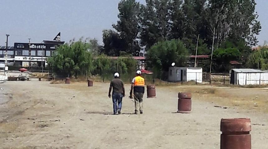 İskele sahiline onlarca &ccedil;&ouml;p kutusu bırakıldı