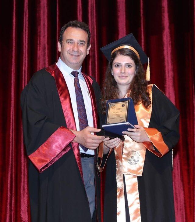 Trakya Üniversitesi Fen Fakültesinde mezuniyet heyecanı