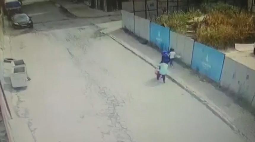 Çocuğuyla hastaneye giden kadına kapkaç kamerada