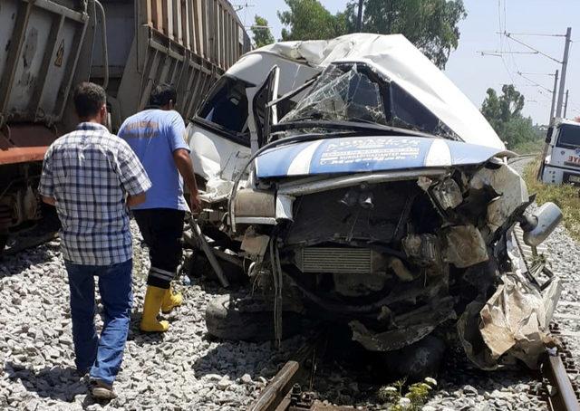 Mersin'de, trenin çarptığı minibüsün sürücüsü tutuklandı
