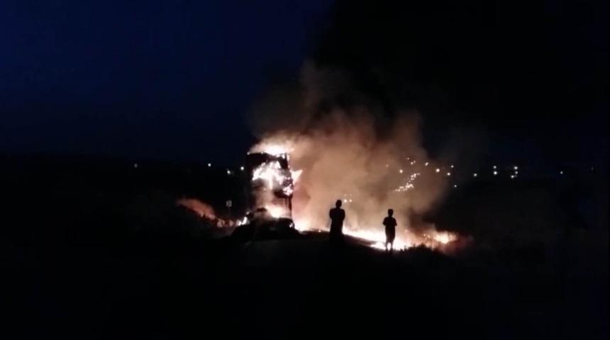 Saman y&uuml;kl&uuml; tırın dorsesi k&uuml;le d&ouml;nd&uuml;