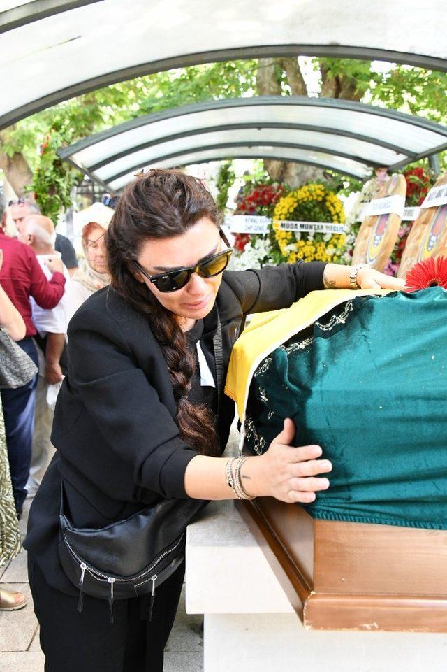 Enis Foforoğlu’nun cenazesinde Hamdi Alkan ile eşinin tartışılan fotoğrafı