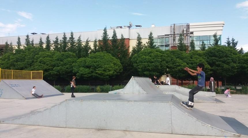 Uşaklı patenci gen&ccedil;ler heyecan ve adrenalini bir arada yaşıyor