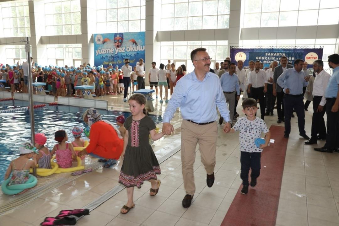 Gen&ccedil;ler mutluluğa kula&ccedil; attılar