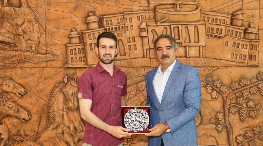 NEV&Uuml; Rekt&ouml;r&uuml; Bağlı &Uuml;niversite birincisi Otkan&rsquo;ı tebrik etti