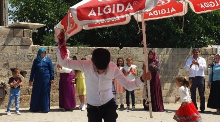 Kavurucu sıcak altında dev şemsiye ile halay