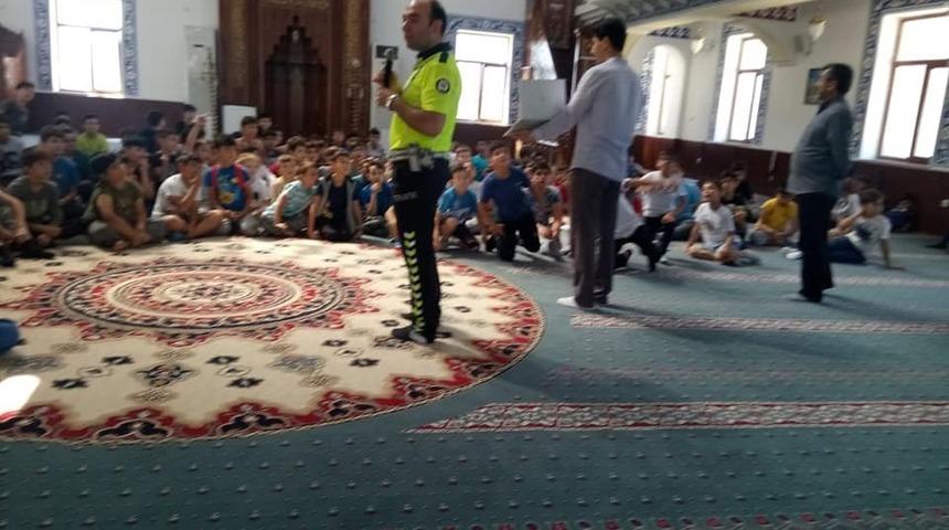 Yaz Kur&rsquo;an kursu &ouml;ğrencilerine trafik eğitimi verildi