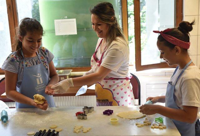 Çocuk aşçılar kolları sıvayıp işe koyuldu