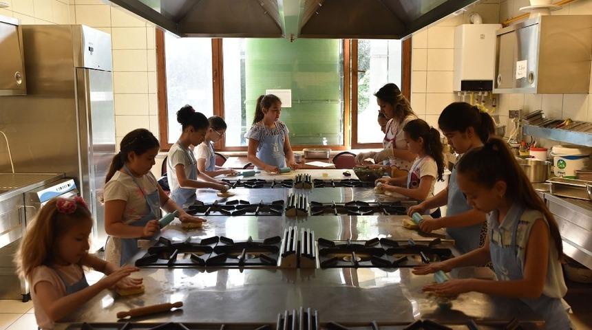 &Ccedil;ocuk aş&ccedil;ılar kolları sıvayıp işe koyuldu