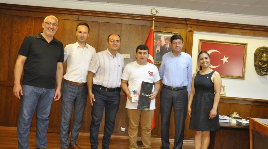 T&uuml;rkiye 1.&rsquo;sinden Başkan &Ouml;zcan&rsquo;a ziyaret