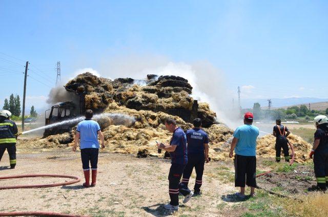 Balya yüklü kamyon elektrik tellerine takıldı, alev alev yandı