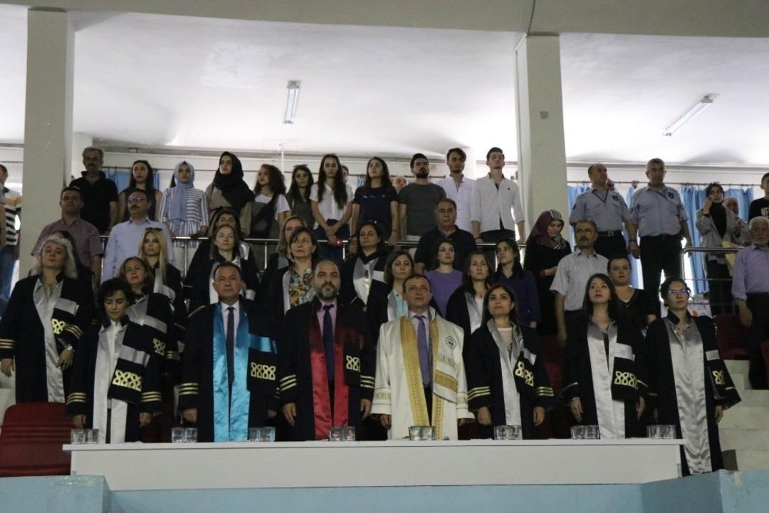 Sağlık Bilimleri Fak&uuml;ltesi&rsquo;nde mezuniyet heyecanı