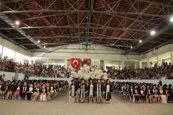 Sağlık Bilimleri Fakültesi’nde mezuniyet heyecanı G3