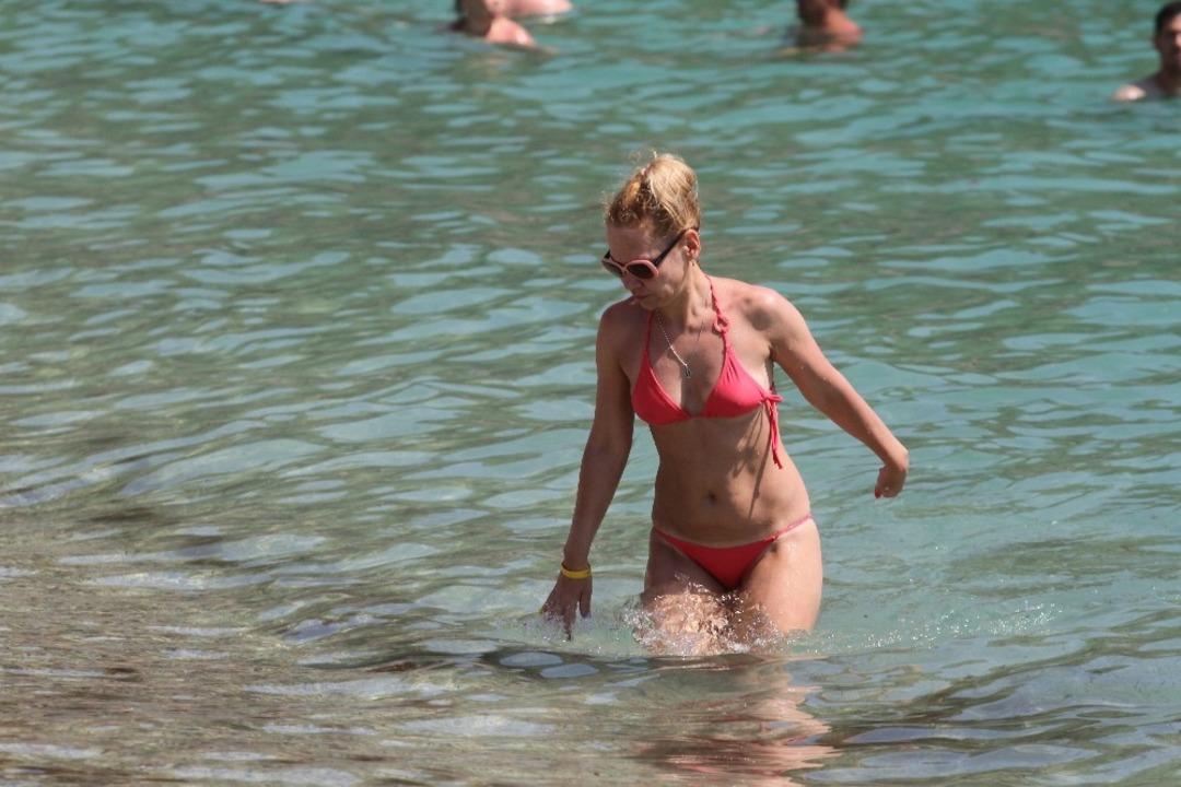 Alanya&rsquo;da aşırı sıcaktan bunalan tatilciler sahile akın etti