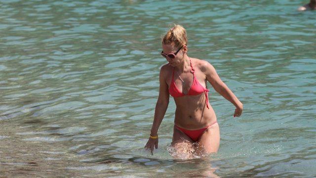 Alanya’da aşırı sıcaktan bunalan tatilciler sahile akın etti