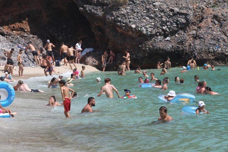 Alanya'da sıcaktan bunalan soluğu denizde aldı G2