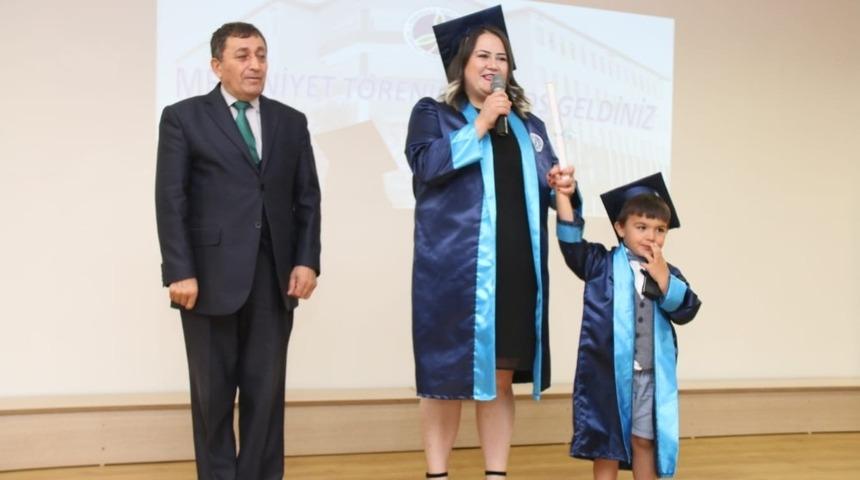 Mezuniyet diplomasını k&uuml;&ccedil;&uuml;k oğlu ile aldı
