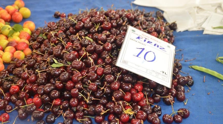 Tezgahların ilgi odağı Bilecik kirazı