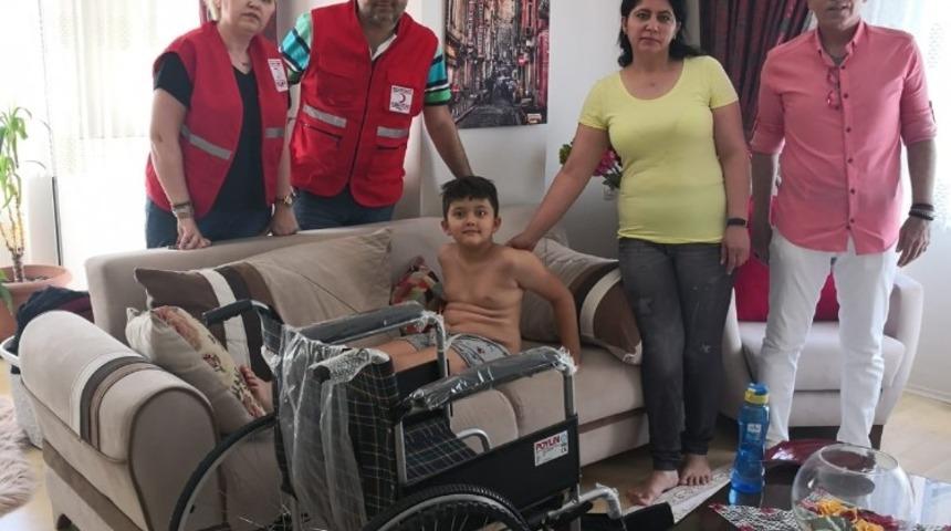 Kızılay&rsquo;dan k&uuml;&ccedil;&uuml;k &ccedil;ocuğa destek