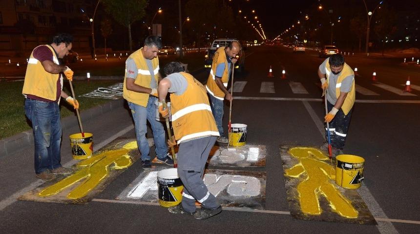 Caddelere iki dilli &rsquo;&Ouml;nce Yaya&rsquo; g&ouml;rselleri &ccedil;izildi