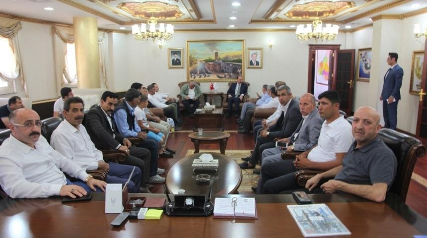 Vali makamında vatandaşları dinledi