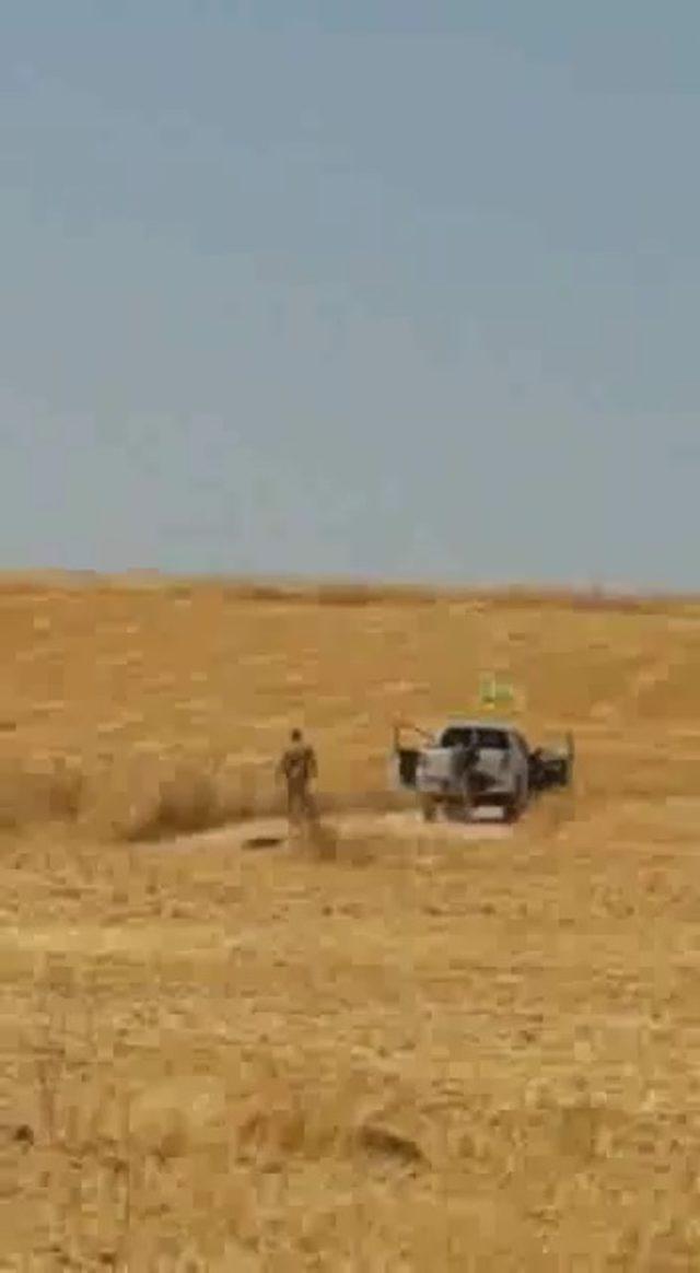 PKK/PYD’li teröristler buğday tarlasını yakıp, halay çekti