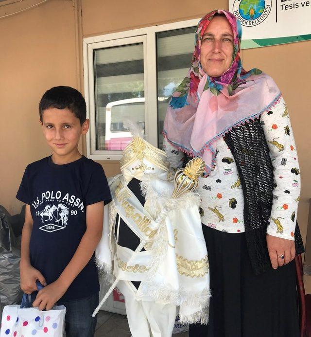 Hendek’te 180 çocuğa sünnet kıyafeti 1