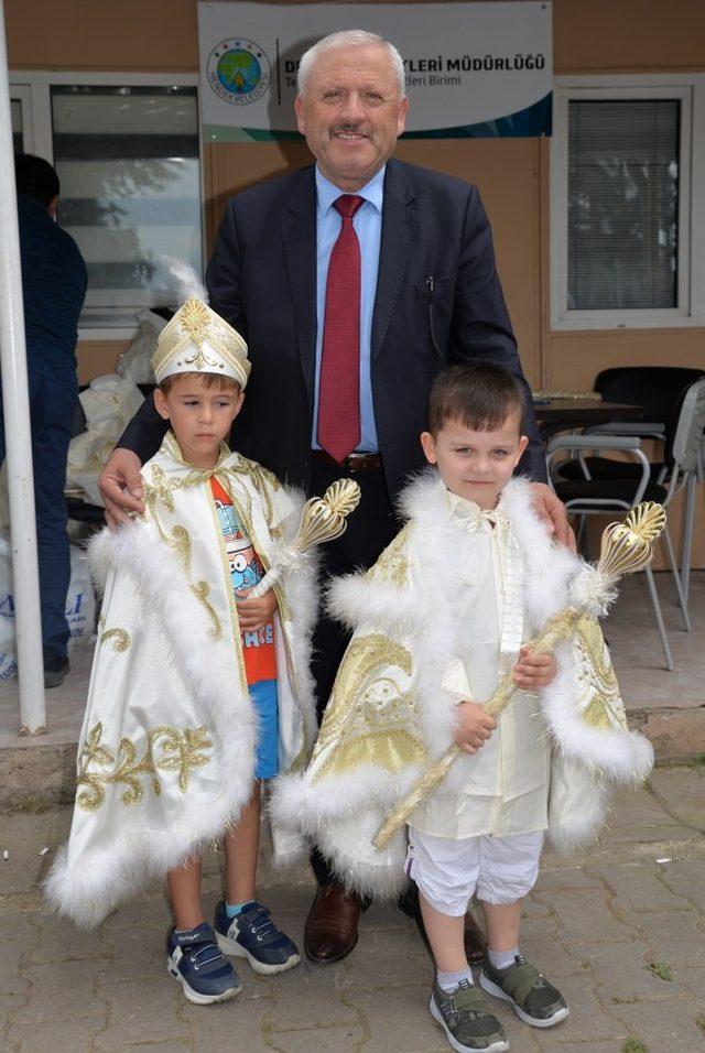 Hendek’te 180 çocuğa sünnet kıyafeti 2