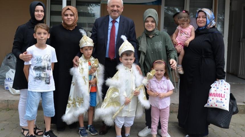 Hendek&rsquo;te 180 &ccedil;ocuğa s&uuml;nnet kıyafeti