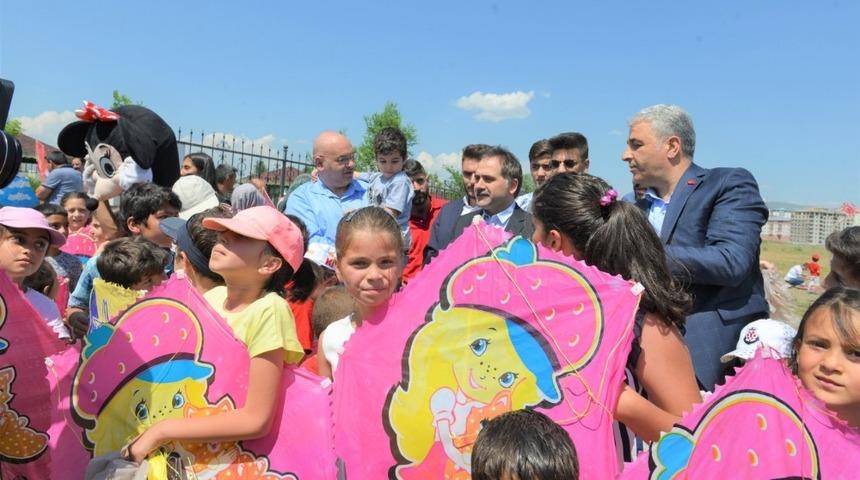 U&ccedil;urtmasını alan &ccedil;ocuklar parka koştu