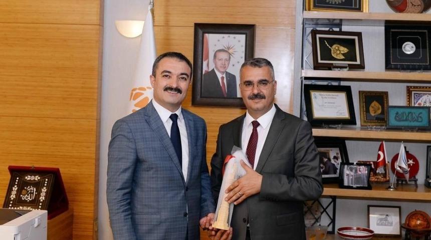 Ahlat&ccedil;ı&rsquo;dan Rekt&ouml;r &Ouml;zt&uuml;rk&rsquo;e kutlama ziyareti